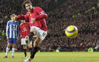 MANCHESTER, ENGLAND - DECEMBER 14:  Ruud van Nistelrooy of Manchester United scores the fourth goal from the penalty spot during the Barclays Premiership match between Manchester United and Wigan Athletic at Old Trafford on December 14 2005 in Manchester, England. (Photo by John Peters/Manchester United via Getty Images)
