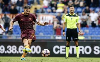 Roma's Francesco Totti scores on penalty the goal during the Italian Serie A soccer match AS Roma vs UC Sampdoria at Olimpico stadium in Rome, Italy, 11 September 2016. 
ANSA/ANGELO CARCONI
