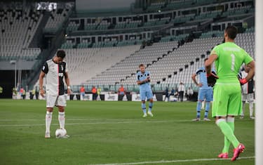 TURIN, ITALY - JULY 20: Portuguese striker Cristiano Ronaldo of Juventus concentrates in front of Albanian goalkeeper Thomas Strakosha of SS Lazio before taking his penalty during the Serie A match between Juventus and  SS Lazio at  on July 20, 2020 in Turin, Italy. (Photo by Jonathan Moscrop/Getty Images)