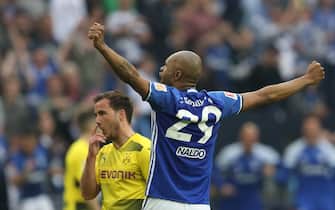 epa06671300 Schalke's Naldo celebrates scoring the 2-0 lead during the German Bundesliga soccer match between FC Schalke 04 and Borussia Dortmund in Gelsenkirchen, Germany, 15 April 2018.  EPA/FRIEDEMANN VOGEL EMBARGO CONDITIONS - ATTENTION: Due to the accreditation guidelines, the DFL only permits the publication and utilisation of up to 15 pictures per match on the internet and in online media during the match.