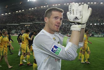 Nantes, FRANCE:  Nantes' French goalkeeper and captain Mickael Landreau applauses after the French L1 football match against Bordeaux, 06 May 2006 at the La Beaujoire stadium in Nantes.     AFP PHOTO DAVID ADEMAS  (Photo credit should read DAVID ADEMAS/AFP via Getty Images)
