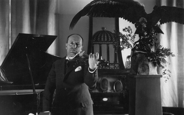 Benito Mussolini mentre suona il violino Benito Mussolini mentre suona il violino