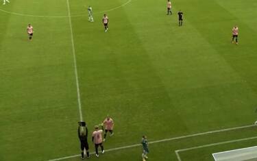 Clamoroso in Estonia, cambio dopo 13''. VIDEO