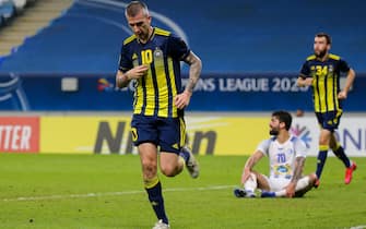 Pakhtakor's forward Dragan Ceran celebrates after scoring his team's equaliser during the AFC Champions League Round of 16 match between Uzbekistan's Pakhtakor and Iran's Esteghlal on September 26, 2020, at the Al-Janoub Stadium in the Qatari city of Al Wakrah. (Photo by Mustafa ABUMUNES / AFP) (Photo by MUSTAFA ABUMUNES/AFP via Getty Images)