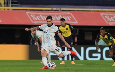 Messi segna, Argentina ok. Polemiche Uruguay-Cile