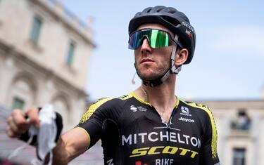 Simon Yates positivo al Covid: lascia il Giro