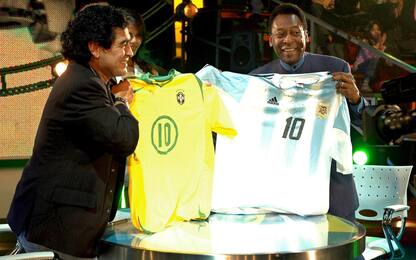 Maradona e il mondo del calcio festeggiano Pelé