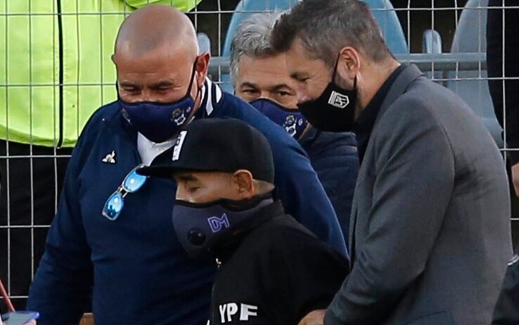 Maradona, visibilmente sofferente, viene aiutato a camminare subito dopo la festa per i suoi 60 anni prima della partita tra il Gimnasia La Plata e il Patronato Parana