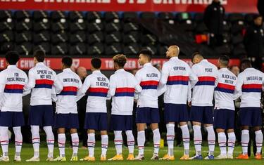 Usa tornano in campo, sulle felpe messaggi di pace
