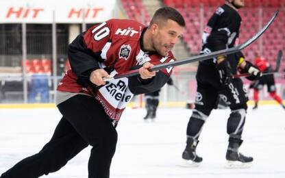 Podolski, vince scommessa: giocherà a hockey!