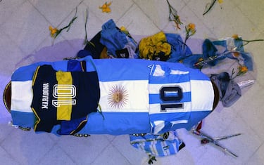 epaselect epa08843625 Casket of Argentinian soccer legend Diego Armando Maradona placed at a funeral chapel at the Casa Rosada in Buenos Aires, Argentina, 26 November 2020. Maradona has died on 25 November aged 60 following a heart attack.  EPA/JUAN IGNACIO RONCORONI