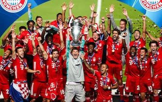 epa08621041 Bayern Munich's Manuel Neuer lifts the trophy after winning the UEFA Champions League final match between Paris Saint-Germain and Bayern Munich, held at Luz Stadium in Lisbon, Portugal, 23 August 2020.  EPA/JOSE SENA GOULAO