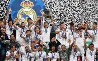 epa06765850 Real Madrid's Sergio Ramos (C) lifts the trophy as his teammates celebrate after the UEFA Champions League final between Real Madrid and Liverpool FC at the NSC Olimpiyskiy stadium in Kiev, Ukraine, 26 May 2018. Real Madrid won 3-1. EPA/SERGEY DOLZHENKO