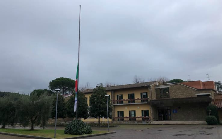 Bandiere a mezz'asta per la morte di Paolo Rossi