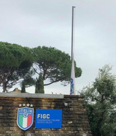 Bandiere a mezz'asta per la morte di Paolo Rossi