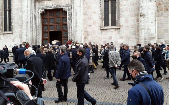 Paolo Rossi I Compagni Dell Con Lui Fino All Ultimo Le Foto Dal Funerale Sky Sport