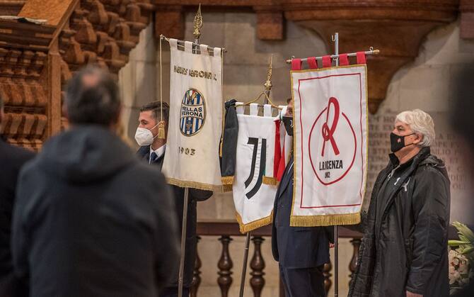 Paolo Rossi I Compagni Dell Con Lui Fino All Ultimo Le Foto Dal Funerale Sky Sport