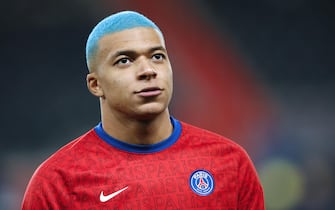 epa08888511 Paris Saint Germain's Kylian Mbappe looks on prior the French Ligue 1 soccer match between PSG and Lorient at the Parc des Princes stadium in Paris, France, 16 December 2020.  EPA/YOAN VALAT