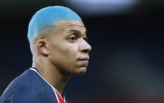 epa08888951 Paris Saint Germain's Kylian Mbappe looks on during the French Ligue 1 soccer match between PSG and Lorient at the Parc des Princes stadium in Paris, France, 16 December 2020.  EPA/YOAN VALAT