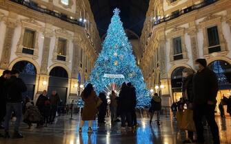 MILAN, ITALY - DECEMBER 10: A general view of the Christmas Tree in Galleria Vittorio Emanuele on December 10, 2020 in Milan, Italy. While decorations go up to celebrate the holiday season, Italy has banned travel and midnight mass during the Christmas and New Years period as the daily coronavirus death toll continues to rise. (Photo by Vittorio Zunino Celotto/Getty Images)