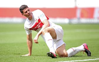 epa08514263 Mario Gomez of Stuttgart reacts after scoring the 1-1 equalizer during the German Bundesliga Second Division soccer match between VfB Stuttgart and SV Darmstadt 98 in Stuttgart, Germany, 28 June 2020.  EPA/CHRISTIAN KASPAR-BARTKE / POOL CONDITIONS - ATTENTION: The DFL regulations prohibit any use of photographs as image sequences and/or quasi-video.