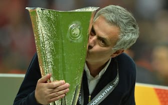 epaselect epa05987743 Manchester United manager Jose Mourinho celebrates with the trophy after winning against Ajax Amsterdam the UEFA Europa League Final match at the Friends Arena in Stockholm, Sweden, 24 May 2017.  EPA/PETER POWELL