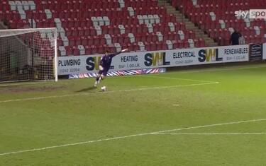 Inghilterra, il portiere bomber: gol da rinvio