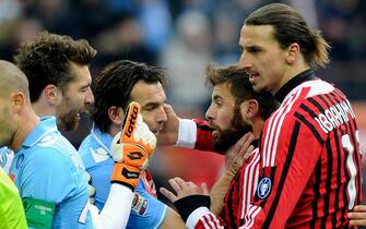 MILAN, ITALY - FEBRUARY 05:   Zlatan Ibrahimovic (R) of AC Milan and team-mate Antonio Nocerino (2nd R) argue with Morgan De Sanctis (L) and Salvatore Aronica of SSC Napoli before Zlatan Ibrahimovic is shown the red card during the Serie A match between AC Milan and SSC Napoli at Stadio Giuseppe Meazza on February 5, 2012 in Milan, Italy.  (Photo by Claudio Villa/Getty Images)