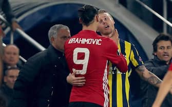 epa05616328 Manchester United's Zlatan Ibrahimovic (C) argues with Fenerbahce Istanbul's Simon Kjaer (back-R) as Manchester United's head coach Jose Mourinho looks at them at the UEFA Europa League group A match between Fenerbahce Istanbul and Manchester United in Istanbul, Turkey 03 November 2016.  EPA/TOLGA BOZOGLU