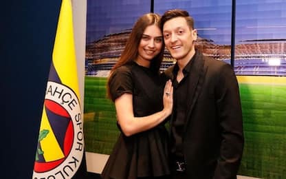 Ozil "torna" al Fenerbahçe: presentazione da star