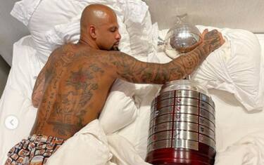 Felipe Melo dorme con la Coppa Libertadores. VIDEO