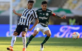 Santos' Kaio Jorge (L) and Palmeiras' Paraguayan Gustavo Gomez vie for the ball during their all-Brazilian Copa Libertadores final football match at Maracana Stadium in Rio de Janeiro, Brazil, on January 30, 2021. (Photo by Mauro PIMENTEL / POOL / AFP) (Photo by MAURO PIMENTEL/POOL/AFP via Getty Images)