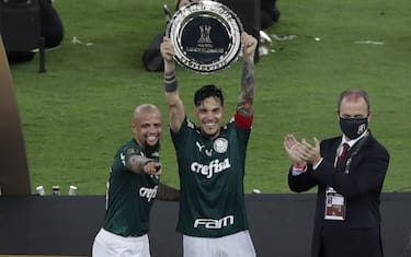 Palmeiras' captains, Paraguayan Gustavo Gomez (C) and Felipe Melo,  celebrate with a trophy after winning the Copa Libertadores football tournament by defeating Santos in the all-Brazilian final match at Maracana Stadium in Rio de Janeiro, Brazil, on January 30, 2021. (Photo by Silvia Izquierdo / POOL / AFP) (Photo by SILVIA IZQUIERDO/POOL/AFP via Getty Images)