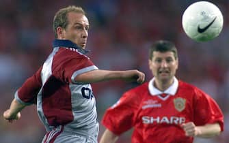 BCN23-19990526-BARCELONA, SPAIN: Mario Basler (L) of German team Bayern Muich and  Dennis Irwin of Manchester United go for the ball during the first half of their European Champions League final match at the Nou Camp stadium in Barcelona on Wednesday, 26 May 1999. Basler in the 6th minute by freekick secured an early 1-0 lead for Munich.  (Digital Image)        EPA PHOTO       DPA/KAY NIETFELD/kn/kr