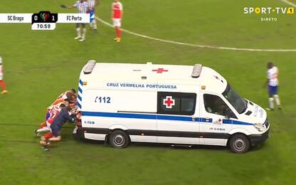 Braga, Carmo ko: i giocatori spingono l'ambulanza
