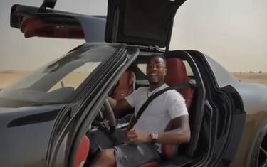 Evra sfreccia nel deserto con la patmobile. VIDEO