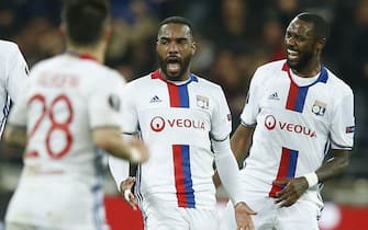 epa05958048 Lyon's Alexandre Lacazette (C) reacts with team mates after scoring during the UEFA Europa League semi final, second leg soccer match in Lyon, France, 11 May 2017.  EPA/GUILLAUME HORCAJUELO