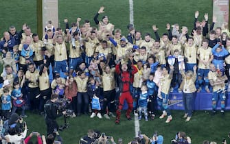 epa09174556 Players of FC Zenit St. Petersburg celebrate after winning the Russian Premier League title following their match against Lokomotiv Moscow in St. Petersburg, Russia, 02 May 2021.  EPA/ANATOLY MALTSEV