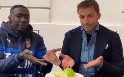 Khaby taglia una mela e spunta Del Piero. VIDEO
