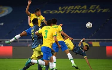 Diaz da pazzi, che gol in rovesciata al Brasile!