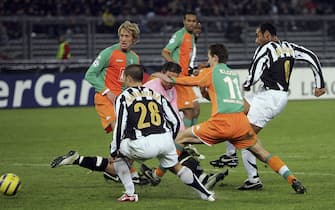 TURIN, ITALY - MARCH 07: Emerson of Turin scores the third goal during the UEFA Champions League Round of 16 Second Leg match between Juventus Turin and Werder Bremen at the Stadium Delle Alpi on March 7, 2006 in Turin, Italy.  (Photo by Lars Baron/Bongarts/Getty Images)