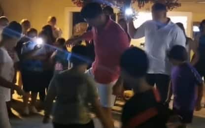 Lewandowski gioca in piazza coi bimbi in Sardegna
