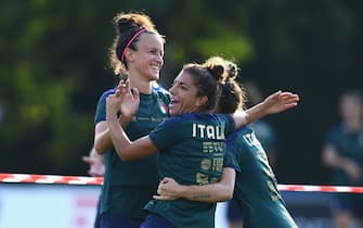 FLORENCE, ITALY - SEPTEMBER 14:  Barbara Bonansea and Elisa Bartoli of Italy celebrate during a training session at Centro Tecnico Federale di Coverciano on September 14, 2020 in Florence, Italy.  (Photo by Claudio Villa/Getty Images)