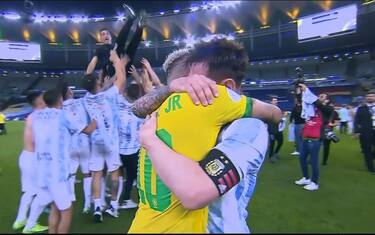 Messi-Neymar, abbraccio dopo la finale di Copa