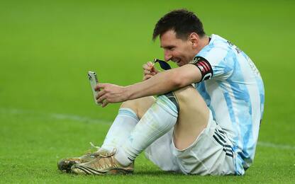 Messi videochiama i figli per mostrare la medeglia