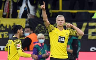 19 September 2021, North Rhine-Westphalia, Dortmund: Football: Bundesliga, Borussia Dortmund - 1. FC Union Berlin, Matchday 5 at Signal Iduna Park. Dortmund's Erling Haaland (r) celebrates his goal for 4:2 with Mahmoud Dahoud. IMPORTANT NOTE: In accordance with the regulations of the DFL Deutsche Fußball Liga and the DFB Deutscher Fußball-Bund, it is prohibited to use or have used photographs taken in the stadium and/or of the match in the form of sequence pictures and/or video-like photo series. Photo: Bernd Thissen/dpa