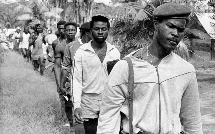 Ronnie Brunswijk al comando di un gruppo di ribelli, nella giungla del Suriname: negli anni '80 ha combattuto contro il dittatore Desi Bouterse