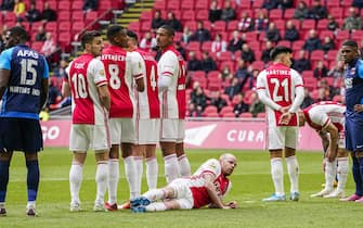 AMSTERDAM - Davy Klaassen of Ajax is behind the wall with an AZ free kick during the Dutch Eredivisie match between Ajax and AZ Alkmaar in the Johan Cruijff Arena on April 25, 2021 in Amsterdam, the Netherlands. ANP ED VAN DE POL (Photo by ANP Sport via Getty Images)