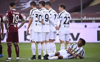 TURIN, ITALY - APRIL 03: Juan Cuadrado of Juventus FC on the ground for wall during the Serie A match between Torino FC and Juventus at Stadio Olimpico di Torino on April 3, 2021 in Turin, Italy. Sporting stadiums around Italy remain under strict restrictions due to the Coronavirus Pandemic as Government social distancing laws prohibit fans inside venues resulting in games being played behind closed doors. (Photo by Stefano Guidi/Getty Images)