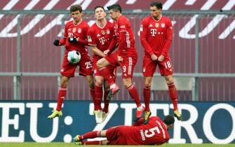 MUNICH, GERMANY - MARCH 20: devensive wall with Thomas Mueller of Bayern Muenchen and Niklas Suele  of FC Bayern Muenchen and Robert Lewandowski of Bayern Muenchen and Leon Goretzka of Bayern Muenchen and Benjamin Pavard of Bayern Muenchen under the wall  during the Bundesliga match between FC Bayern Muenchen and VfB Stuttgart at Allianz Arena on March 20, 2021 in Munich, Germany. Sporting stadiums around Germany remain under strict restrictions due to the Coronavirus Pandemic as Government social distancing laws prohibit fans inside venues resulting in games being played behind closed doors. (Photo by Stefan Matzke - sampics/Corbis via Getty Images)